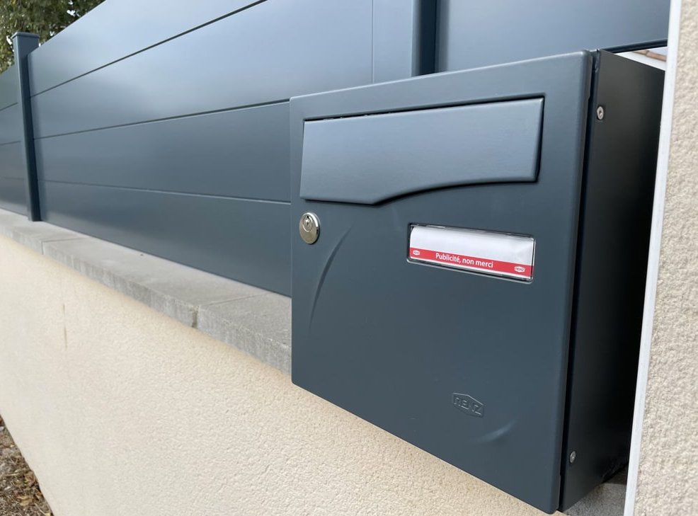 Boîte aux lettres en aluminium anthracite après traitement